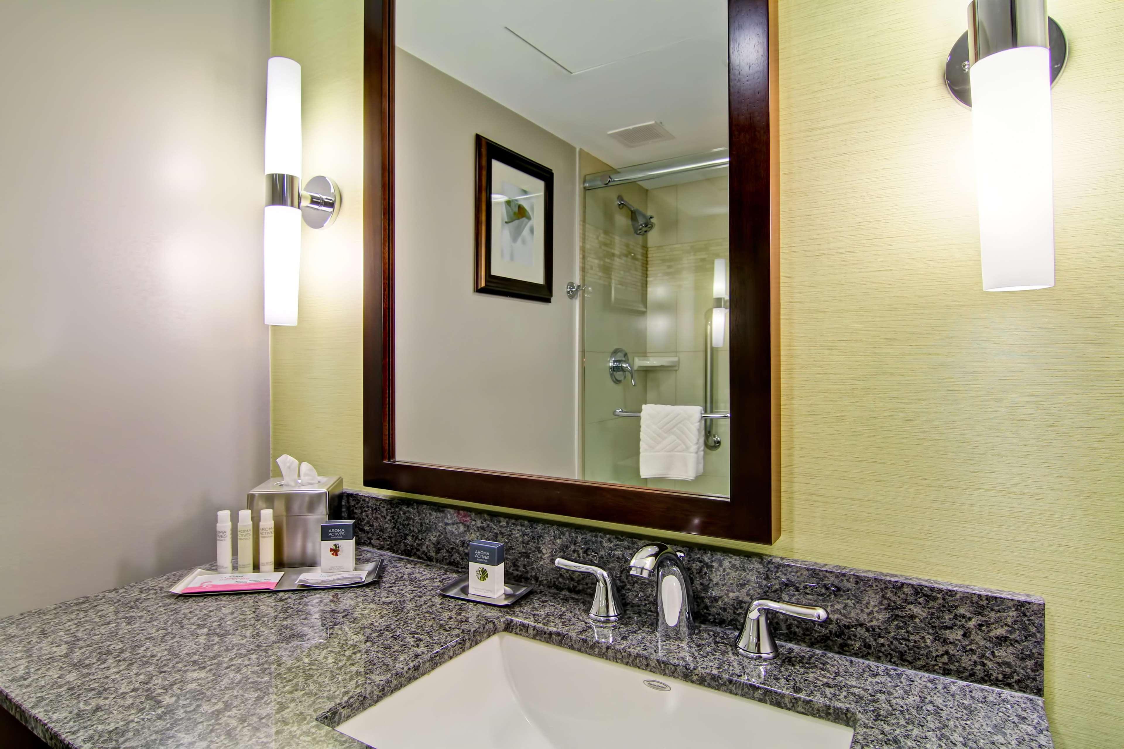 Hotel Doubletree By Hilton - Kamloops Zewnętrze zdjęcie